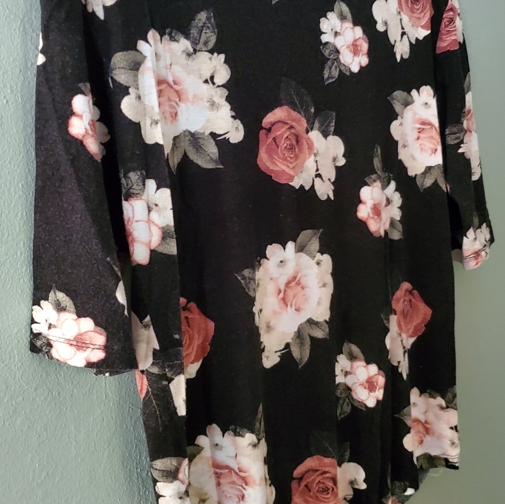 Black & Floral Blouse - Picture 7 of 7